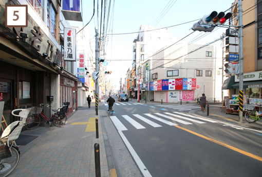 2つ目の信号を右折してください。(一方通行でクリーニング屋さん、薬局が角にあります)